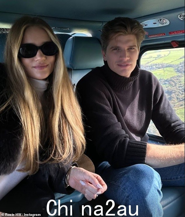 家庭:这位明星与她的兄弟托比和女友诺亚一起旅行,三人一起在美丽的乡村享受直升机之旅