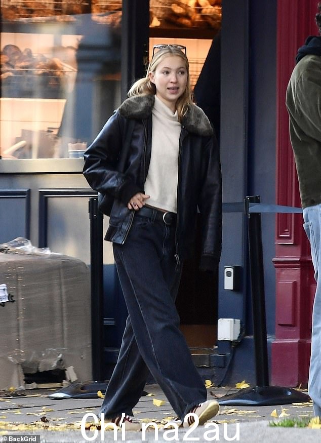 舒适:英国美女 - Kate Moss 与 Dazed Media 首席执行官 Jefferson Hack 一起欢迎她 - 添加了阿迪达斯运动鞋