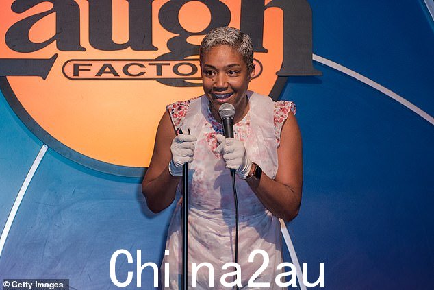 被捕前几个小时:蒂芙尼在开车时睡着之前,她试图在日落大道的 The Laugh Factory 表演一场单口喜剧,让几英里外的人们开怀大笑在西好莱坞