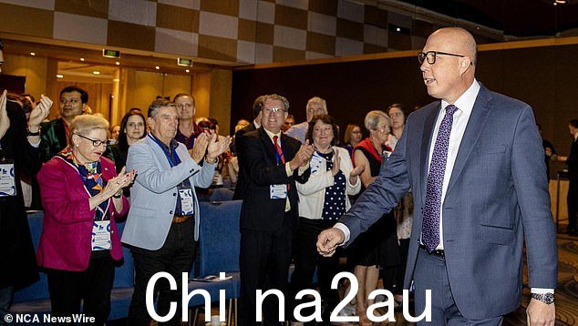 早些时候,当新南威尔士州自由党州执行委员米歇尔·毕晓普试图承认这片土地的传统所有者时,600 名观众的一些观众向她发出了嘘声