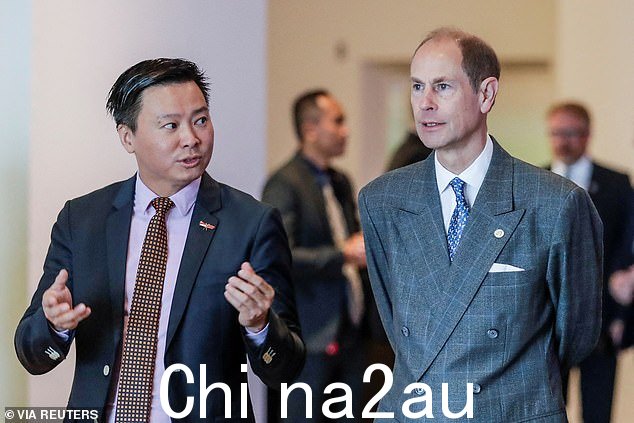 爱德华王子今天在继续印度尼西亚之行时参观了雅加达的文化展览