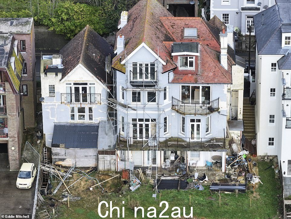 鸟瞰普雷托里斯先生的房子,那里正在进行扩建工程,邻居认为是滑梯的原因