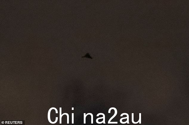 俄罗斯无人机袭击期间一架无人机在基辅上空飞行