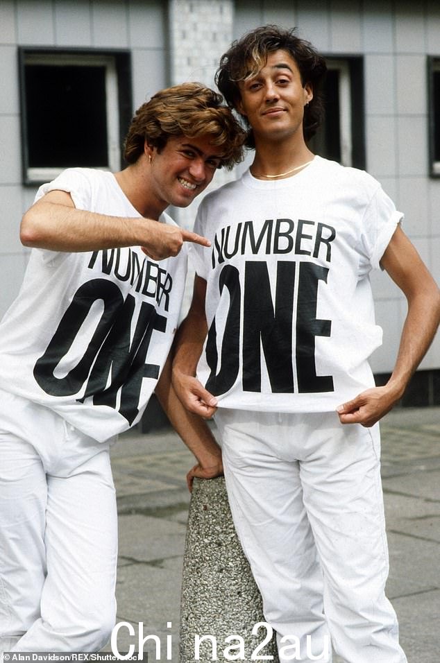 Wham 于 1984 年发行了《Wake Me Up Before You Go-Go》,尽管 Smash Hits 给予了其惨重的评论,但他们还是首次在英国和美国排名第一