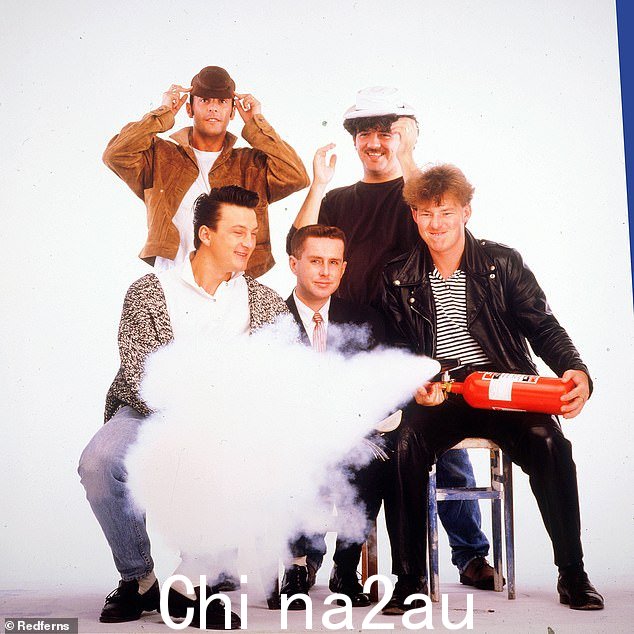 Frankie Goes To Hollywood 朝着第一名的方向前进,在 1984 年 1 月的唱片原始排行榜上唯一一次表演了 Relax on Top Of The Pops