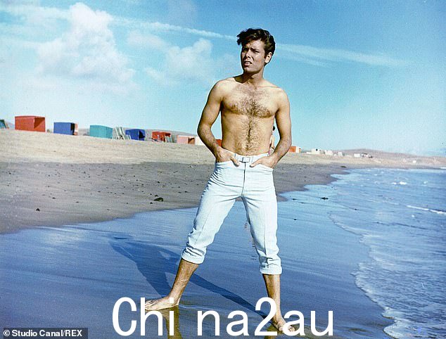 Cliff Richard and the Shadows 的新单曲《Summer Holiday》在英国自 1740 年以来最冷的冬天传入英国人的耳朵