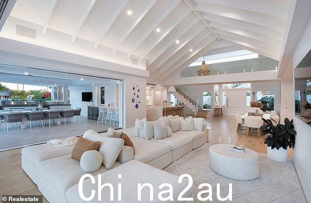 采用度假村风格设计,壮观的垫子坐落在海滨,面积高达 1.22 平方米