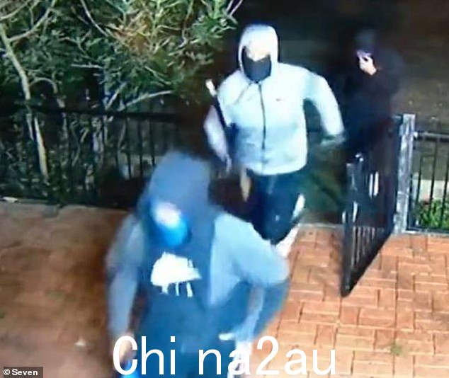 武装入侵者闯入昆士兰州南部的家,蒙面强盗(如图)挥舞着蝙蝠,屋内的家人受到威胁
