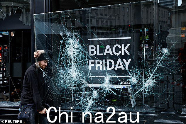 他们不担心后果;他们知道我们的警察部队权力有限,他们必须小心对待罪犯,以免自己触犯法律