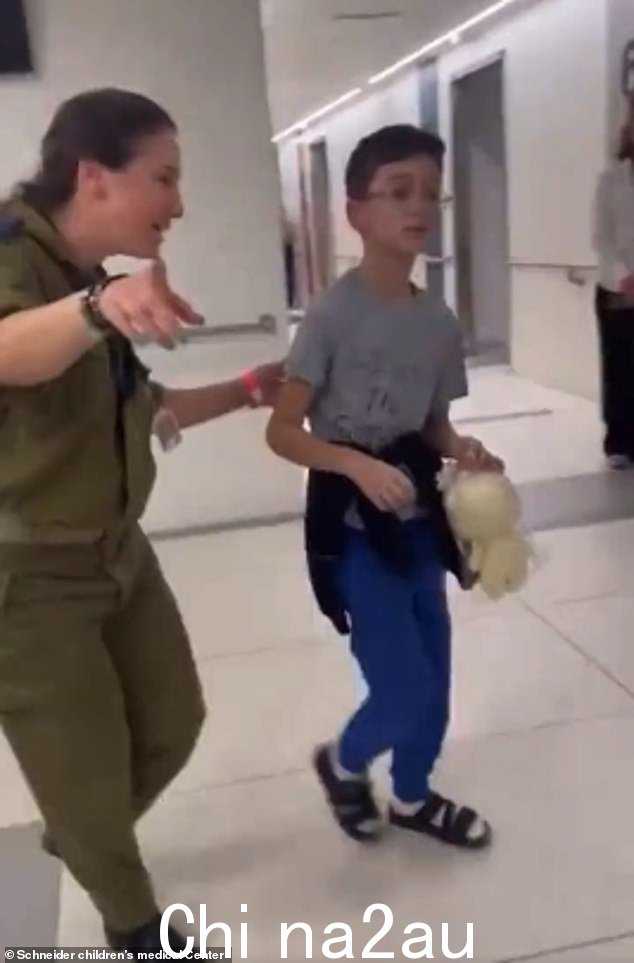 弗里德·奥哈德·蒙德 (Freed Ohad Munder) 走过儿童医院,他、另外三个孩子和四名母亲被送往医院接受治疗,一名官员指出他的父亲在几英尺外