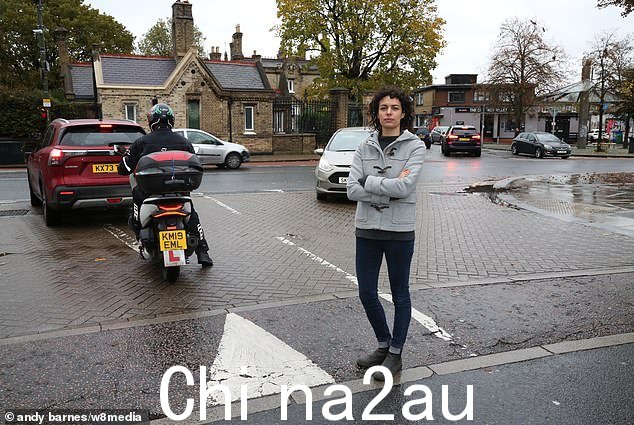 Neumann 女士站在她位于 Penge High Street 的家外面的路口,议会正在寻求改善该房屋的布局