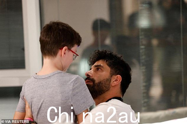 Ohad 周五出狱后重聚,与哥哥热情拥抱