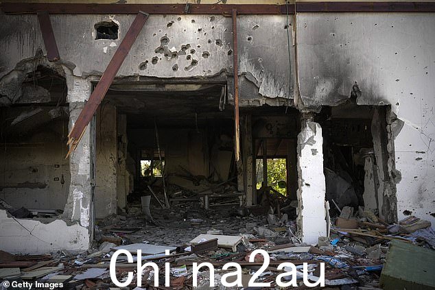'我想他们被枪杀了,哈马斯烧毁了房子':加文·海勒谈到了他发现自己的孩子在袭击中死亡时的悲痛。图为:贝埃里基布兹 (Kibbutz Be'eri) 被摧毁的房屋