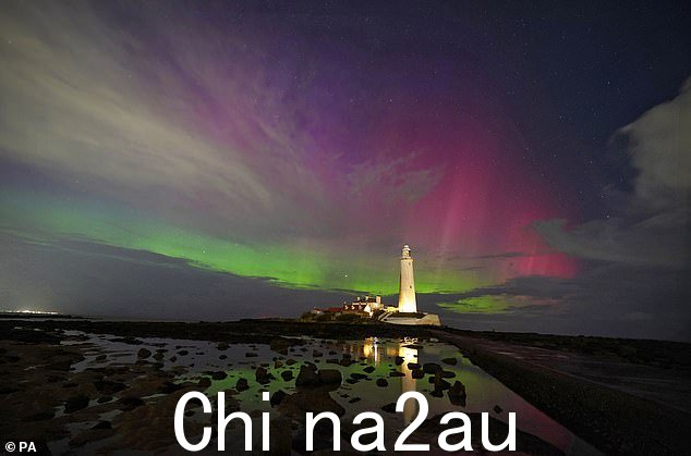北极光,也称为北极光,于 2023 年 11 月 5 日出现在诺森伯兰郡的班堡灯塔上空