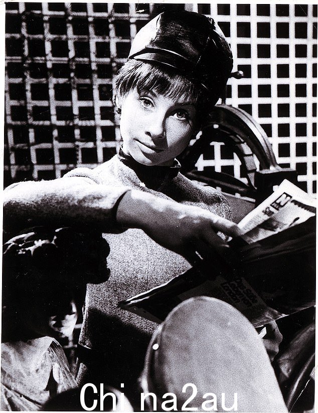 原版:由卡罗尔·安·福特 (Carole Ann Ford) 饰演的苏珊·福尔曼 (Susan Foreman) 在 1963 年的《神秘博士》剧集《一个神秘的孩子》中首次亮相(拍摄于 60 年代初)