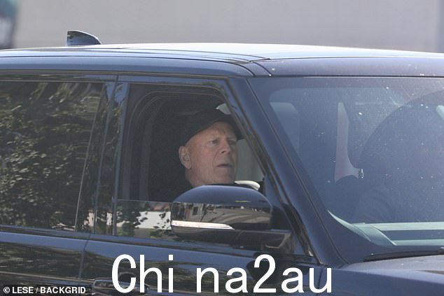 罕见目击:周末,黛米的前夫布鲁斯·威利斯 (Bruce Willis),68 岁,被发现坐在一辆黑色路虎揽胜的副驾驶座上,当时这辆车在洛杉矶行驶