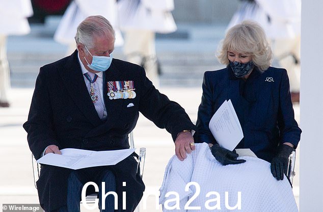 国王确保调整了女王的毯子,以确保她在 2021 年 3 月雅典希腊独立日阅兵期间保持温暖