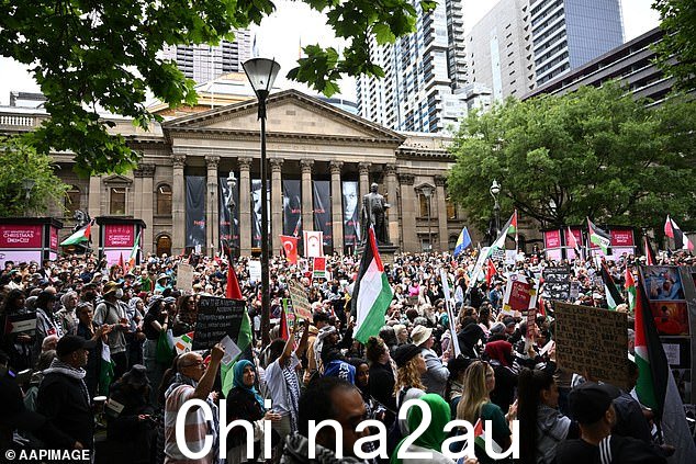 墨尔本,一大群人聚集周日下午支持巴勒斯坦
