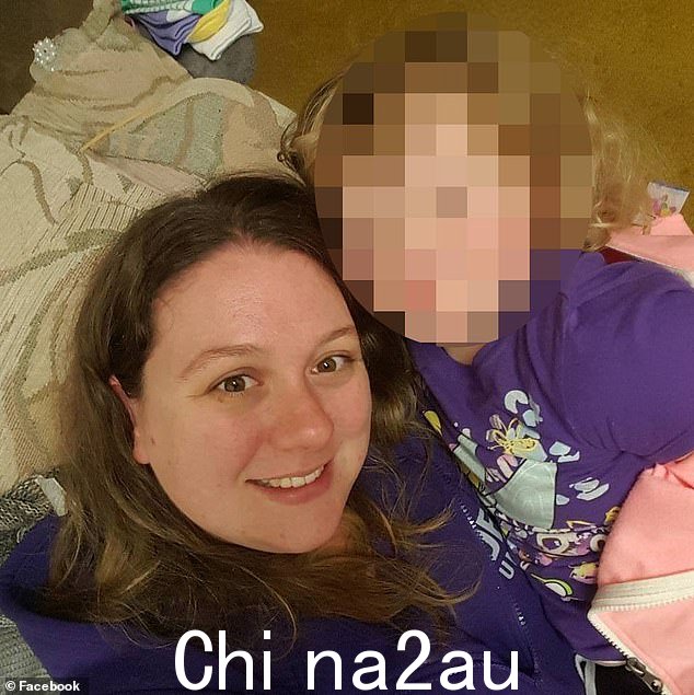 Noetzel 女士表示,迫在眉睫的驱逐给她、她的母亲和 12 岁的女儿(如图)带来了很大的压力