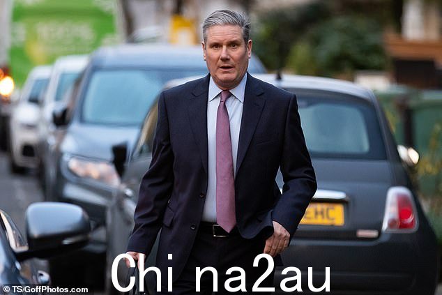 工党领袖 Keir Starmer 离开家前往议会参加 2023 年 11 月 22 日在英国伦敦举行的首相问答