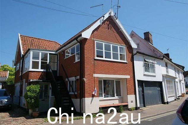 当地房地产经纪人 Huntingfield Estates 出售的一床公寓售价为 200,000 英镑