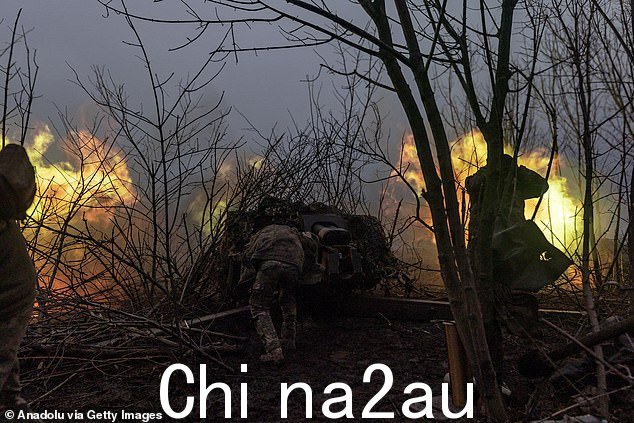 11 月 18 日,乌克兰士兵在乌克兰巴赫穆特方向的战斗阵地上发射炮兵