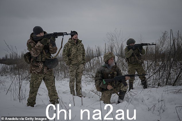 11 月 21 日,乌克兰士兵瞄准乌克兰哈尔科夫地区库皮安斯克方向的前线