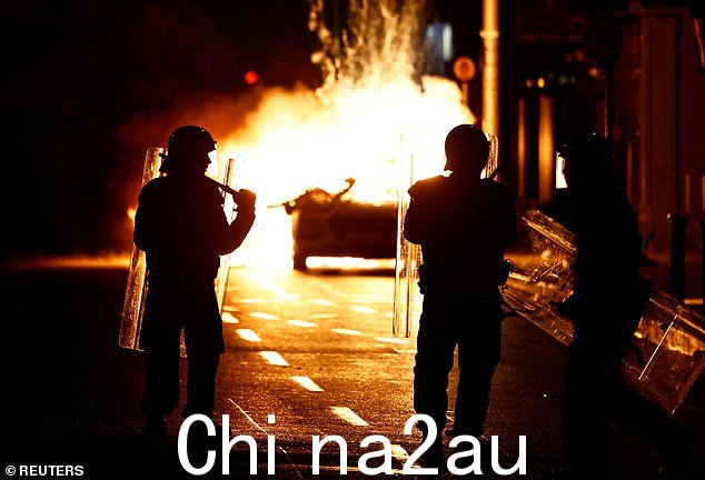 星期四,防暴警察别无选择,只能袖手旁观,因为一辆汽车在离他们几米远的地方燃烧