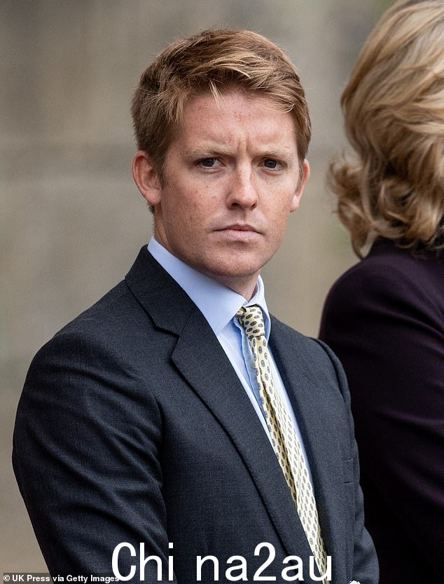 威斯敏斯特公爵休·格罗夫纳 (Hugh Grosvenor) 在一名工人潜入休·格罗夫纳 (Hugh Grosvenor) 的卧室并在重新装修房间时自助后,丢失了一块价值 30,000 英镑的卡地亚 London Tank JC 手表、一块沛纳海 Luminor Marina 手表和一块价值 6,000 英镑的百年灵手表。柴郡伊顿大厅
