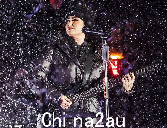 让它下雪吧:这位 31 岁的热门音乐制作人看起来并没有受到大雪的影响,她为崇拜她的粉丝演奏了几首热门歌曲