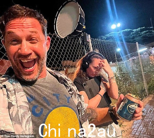 回到片场:这位英国演员特意对凯利·马塞尔表示高度赞扬,他称她为“可怕的人”演员,写作伙伴和亲爱的朋友'