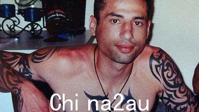 米克·加托 (Mick Gatto) 于 2004 年以自卫为由枪杀了卡尔·威廉姆斯 (Carl Williams) 的首席中尉安德鲁·韦尼亚明 (Andrew Veniamin)(如图),结果被判无罪