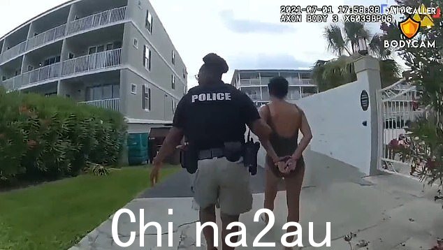 Revels-Glick 在因不雅暴露和扰乱秩序的行为而被记录时道歉,并告诉警察她认为没有人看到她