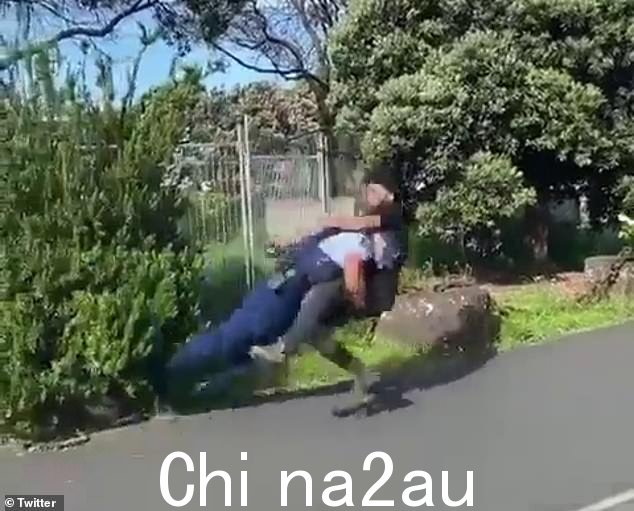 一名支持巴勒斯坦的橄榄球支持者据称在周四奥克兰港的抗议活动中向警察投掷瓶子后被警察制服