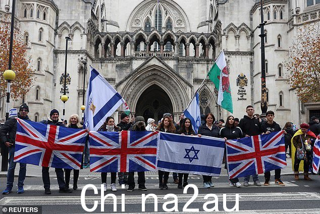 一大群人聚集在皇家法院外参加集会