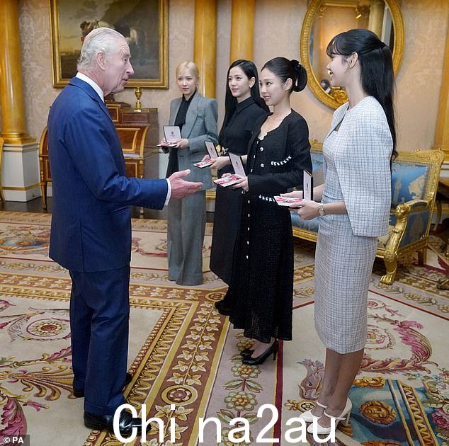 最近,国王在本周早些时候向 K-pop 乐队 Blackpink 的成员颁发荣誉 MBE 时展示了他天生的魅力