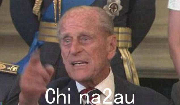 在纪念不列颠之战 75 周年的活动中,菲利普有一句著名的俏皮话:“就拍一张该死的照片吧!”