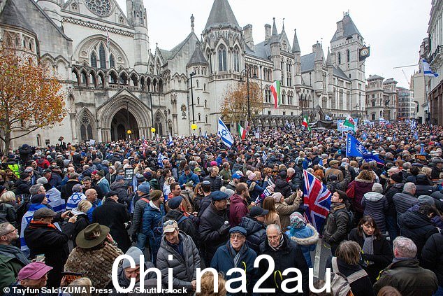 周日数百人聚集在白厅参加全国反对反犹太主义游行