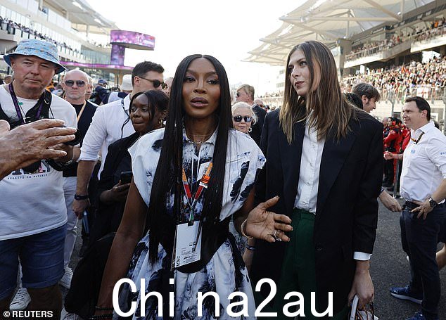 之前:这位英国明星于 1993 年与 U2 贝斯手 Adam Clayton 订婚,后来她与意大利商人 Flavio Briatore 订婚,然后在 2002 年分手