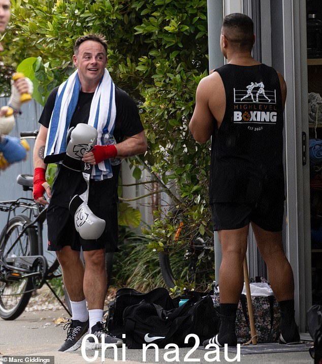 练习:Ant穿着黑色T恤和短裤,搭配白色袜子和时尚运动鞋,塑造运动型身材