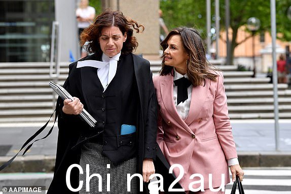 Lisa Wilkinson （右）2023 年 11 月 27 日星期一，悉尼澳大利亚联邦法院休息期间。（AAP 图片/Bianca De Marchi）无存档