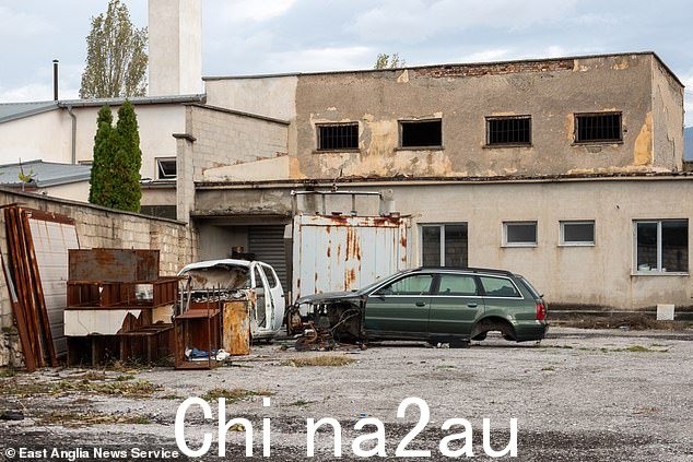 阿尔巴尼亚最贫困地区之一的青少年并没有放弃移民到英国的梦想,尽管英国纳税人资助了一项 840 万英镑的计划,鼓励他们留在家里。图为:阿尔巴尼亚库克斯的废弃工业建筑