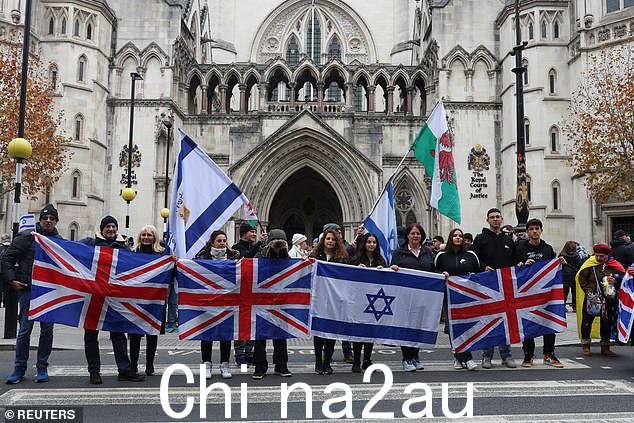 一大群人聚集在皇家法院外,参加慈善机构反对反犹太主义运动组织的集会