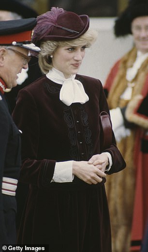 1983 年 11 月,戴安娜王妃戴着一顶酒色帽子,以搭配她的 Jaeger 天鹅绒套装和一顶 John Boyd 帽子