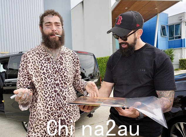 波斯特在签名时抽了一支烟,非常高兴能够给他的崇拜者一些时间