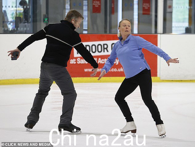 舒适:Jayne,66 岁,穿着蓝色耐克长袖毛衣,搭配黑色紧身裤和白色溜冰鞋