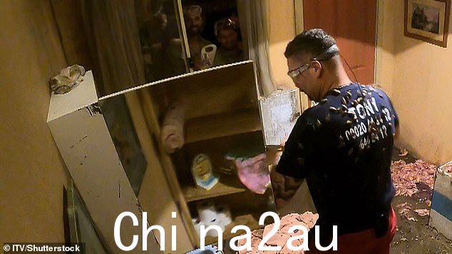 在即将播出的剧集中,拳击手在装满青蛙的柜子里寻找硬币时惊恐地尖叫着,然后扔下一枚愤怒的炸弹
