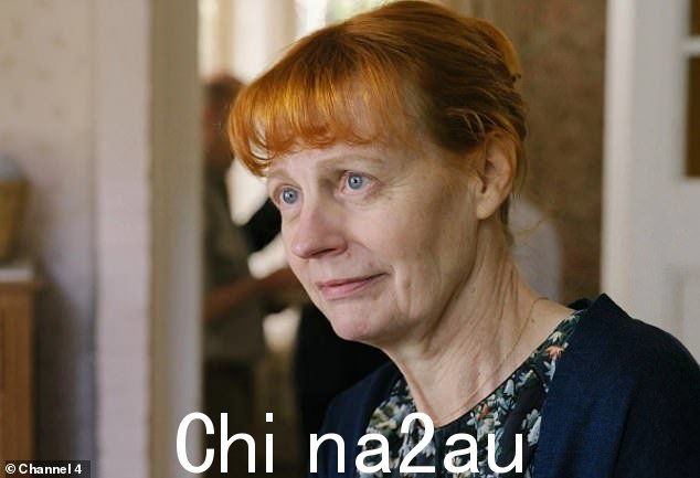 苏珊(阿纳斯塔西娅·希尔饰)(如图)是虔诚的宗教徒,但她对女儿们很小心,以免因她不同的观点而惹恼她们