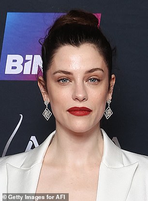 杰西卡·德·古 (Jessica De Gouw) 饰演的迷人瑜伽教练(如图)与警察丹尼有着“完美”的关系 - 但有些事情不太对劲” class=