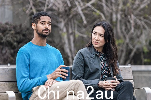 记者同事索菲(Ionna Kimbook:右图)与皮特有着轻松愉快的关系,有时,这对夫妇似乎比准爸爸和他的妻子伊芙更合适” class=